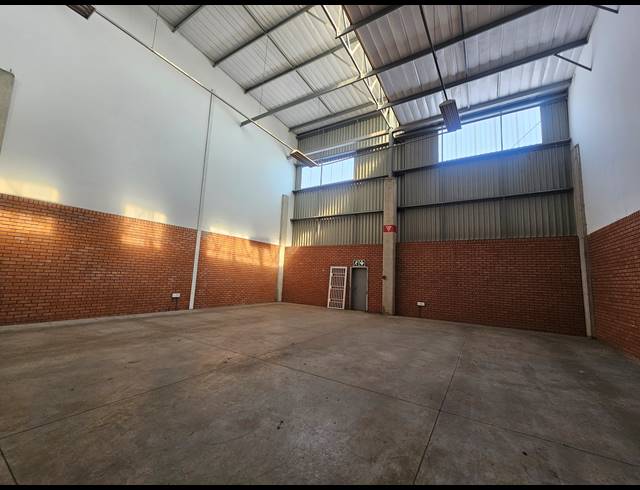 290M² WAREHOUSE TO LET IN LONGLAKE